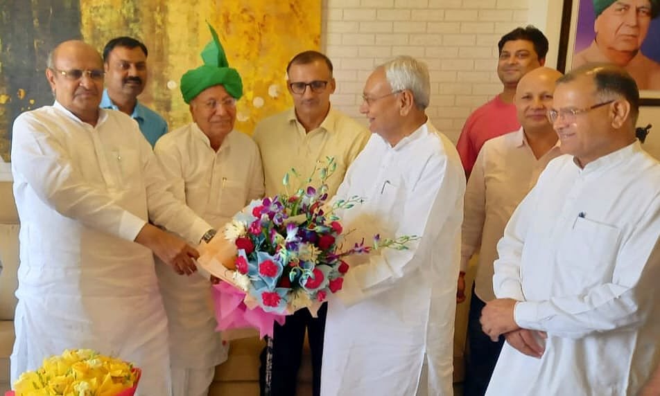 Bihar CM Nitish Kumar meets ex-Haryana CM Om Prakash Chautala, latter lauds him for separating from BJP