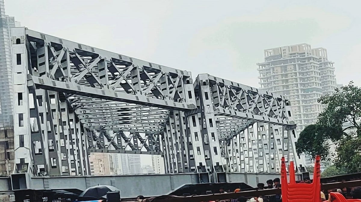 Western Railway launches second open web girder of Delisle Bridge At Lower Parel