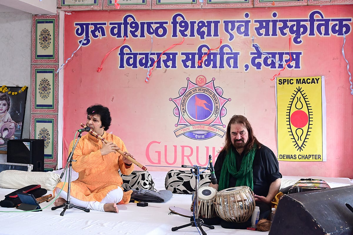 Dewas: Flautist Rakesh Chaurasia enthrals audience with his performance