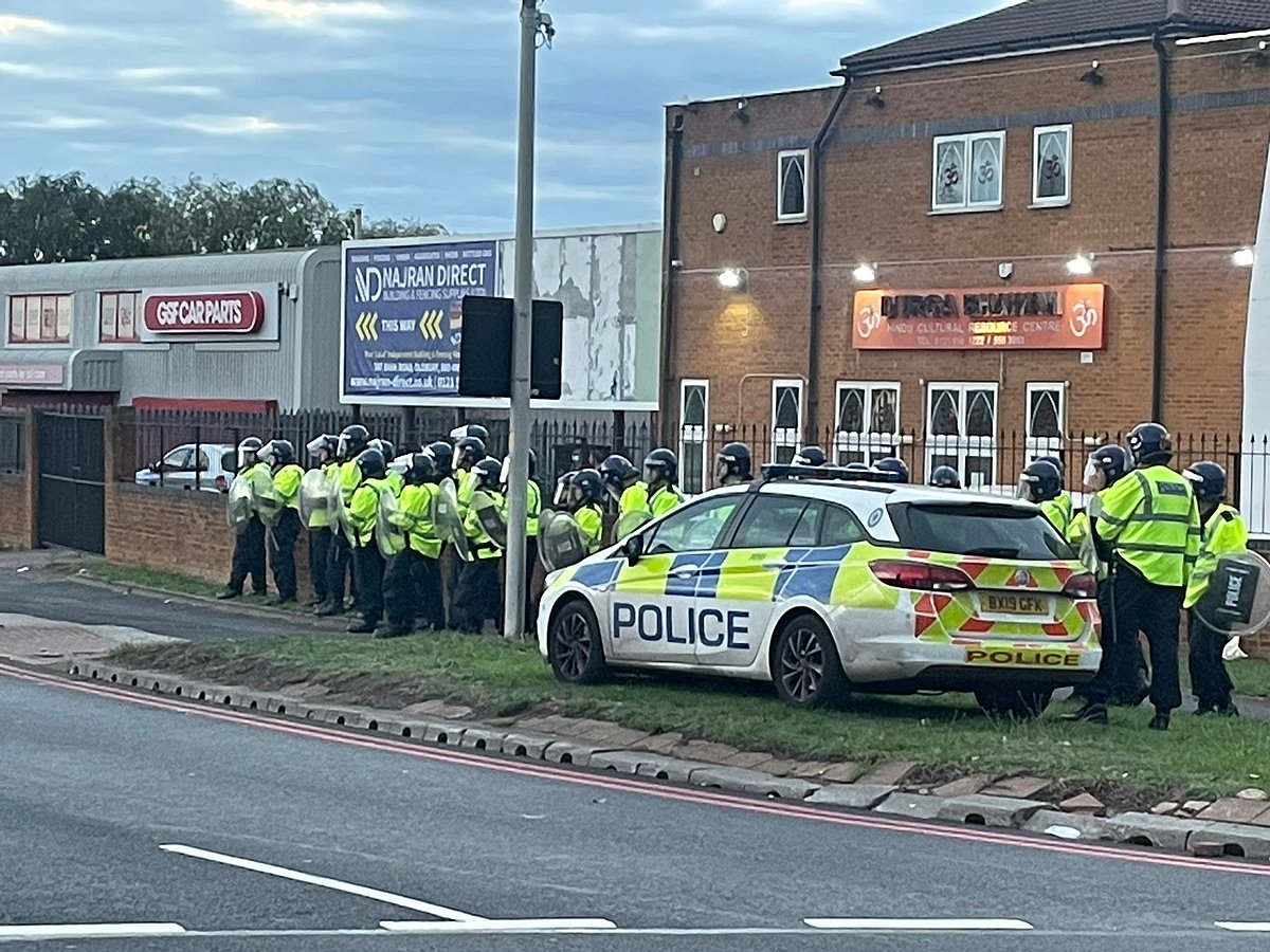Police deployed to the site of the protest outside the temple in riot gear | Twitter/@danwnews