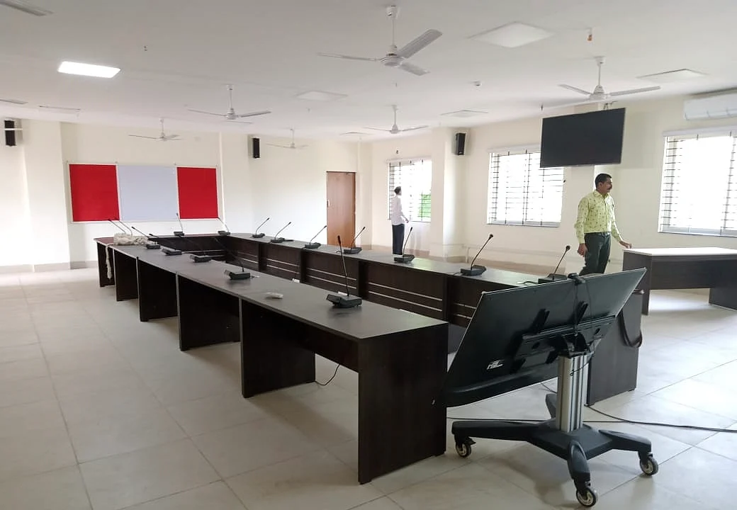 Arrangements being made for Cabinet meeting in Hall No. 1 of Section D of the Vikramaditya Administrative Complex building in Ujjain. | FP