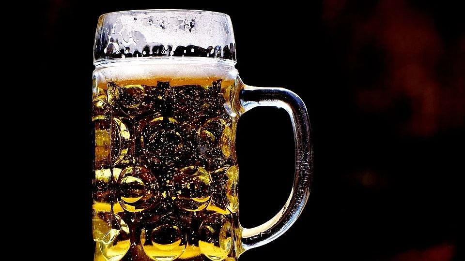 UP: Shopkeeper offers 2 beer cans on purchase of smartphones; arrested as crowd floods his store