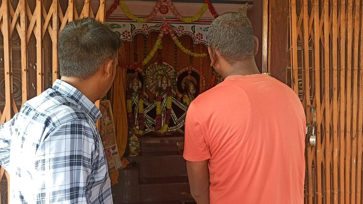 Chhatarpur: Thieves flee with 3 silver crowns, donation box