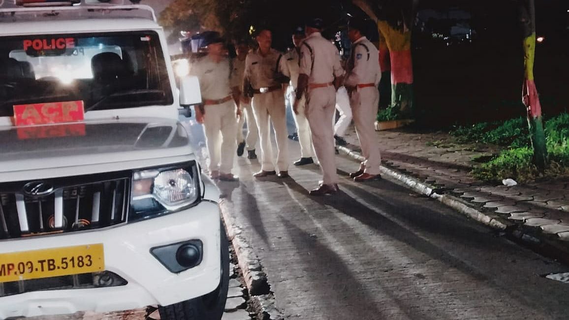 Indore: Traffic cops take action against wrongly parked vehicles in city