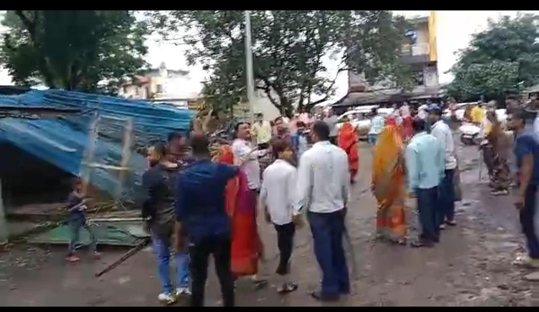 Indore: Man immolates self in front of
policemen over land dispute