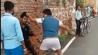 Watch video: Consumer beats electricity employee for getting excessive bill in Gwalior