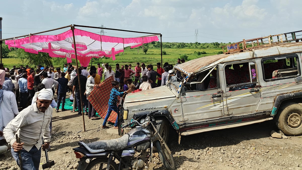 Pipalrawan: Over half-a-dozen schoolgirls injured after their school van overturns
