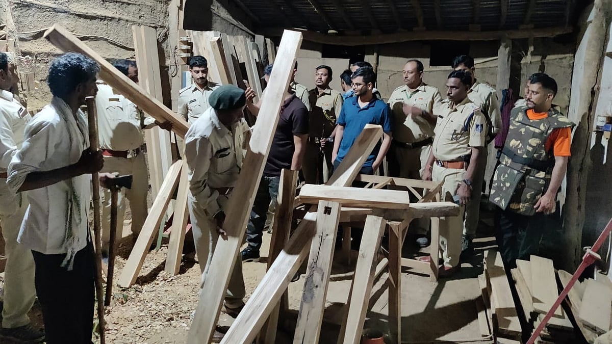 Sendhwa: Smugglers attack forest officials, damage vehicle