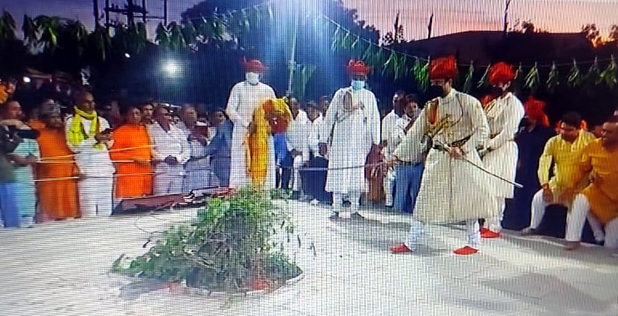 Bhopal: ‘Maharaj’ touches shami tree with tip of sword, people rush to collect leaves