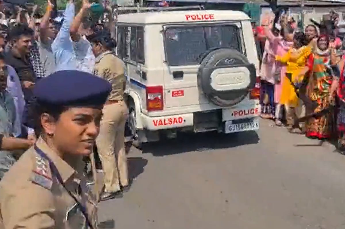 WATCH: Crowd in poll-bound Gujarat heckles AAP chief Arvind Kejriwal as his convoy passes