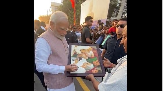 WATCH: PM Modi gets down from his car to accept greetings from crowd in ...