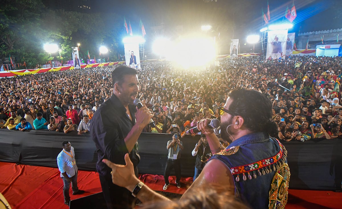 Akshay Kumar with Avadhoot