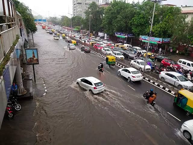 Delhi: Heavy rains and waterlogging in national capital lead to major traffic snarls