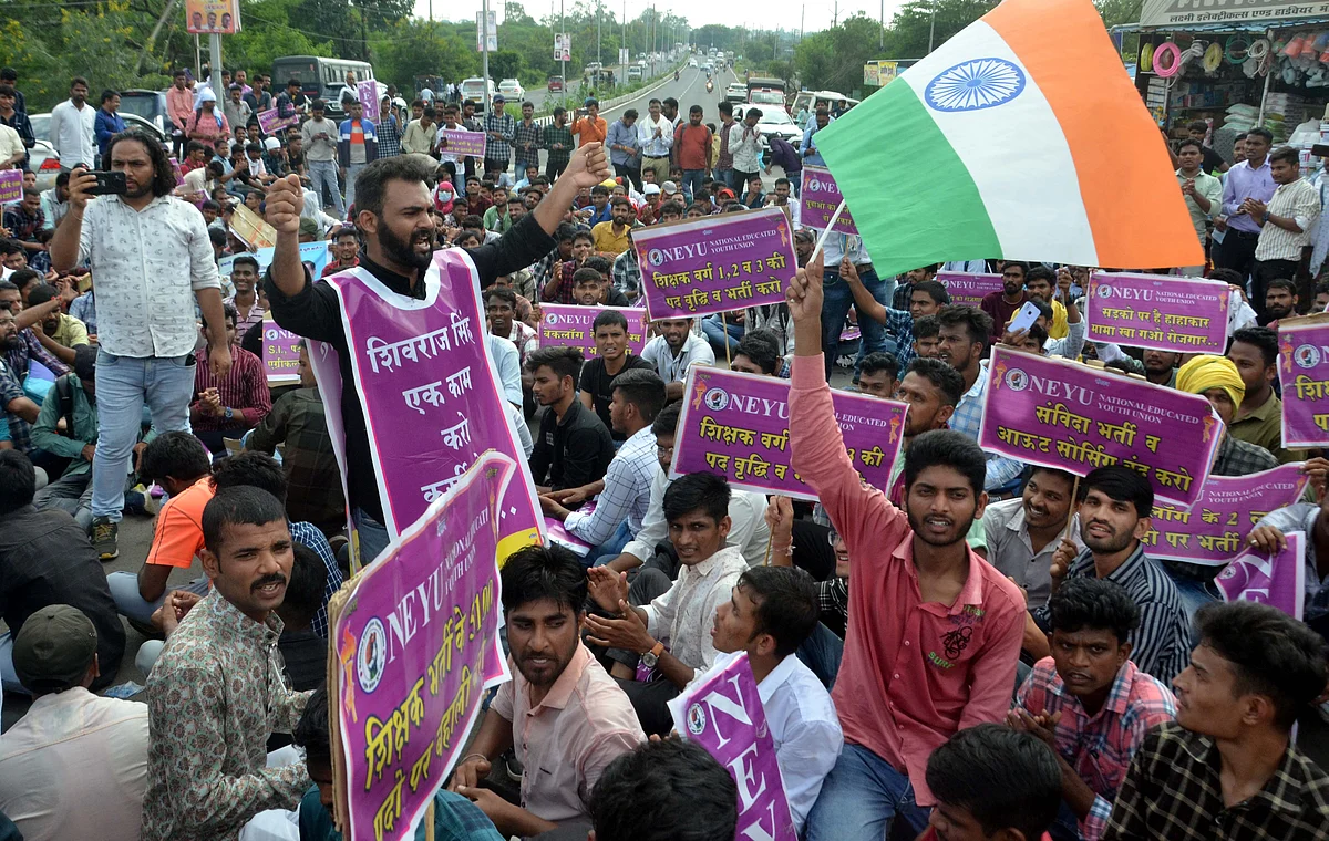 Unemployed youths and students pretesting in Bhopal on Sunday   | FP                  