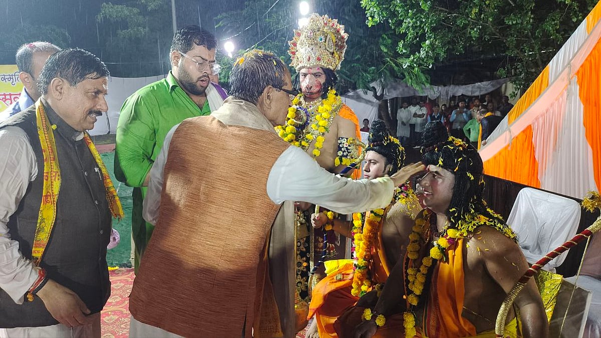 CM Shivraj Singh Chouhan applies vermillion on the forehead of artists dressed-up as Ram, Laxman and Sita before Ravana Dahan.