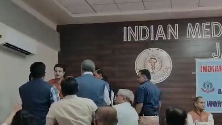 The clash broke out between the former IMA president of Jabalpur, Dr Amarendra Pandey and the members of IMA Gwalior. | Twitter