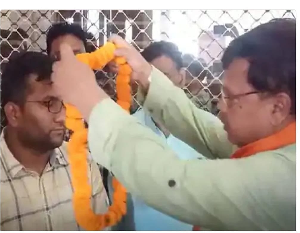 Watch Video: Guna CMO gets caught lying twice, upset minister garlands him; video goes viral