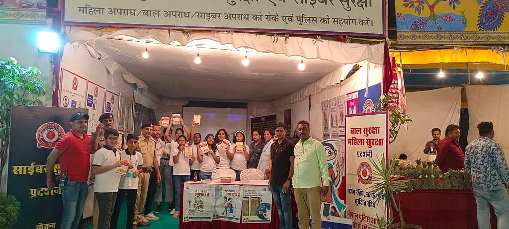 Bhopal police spread message on women & child safety at garba venue 

 