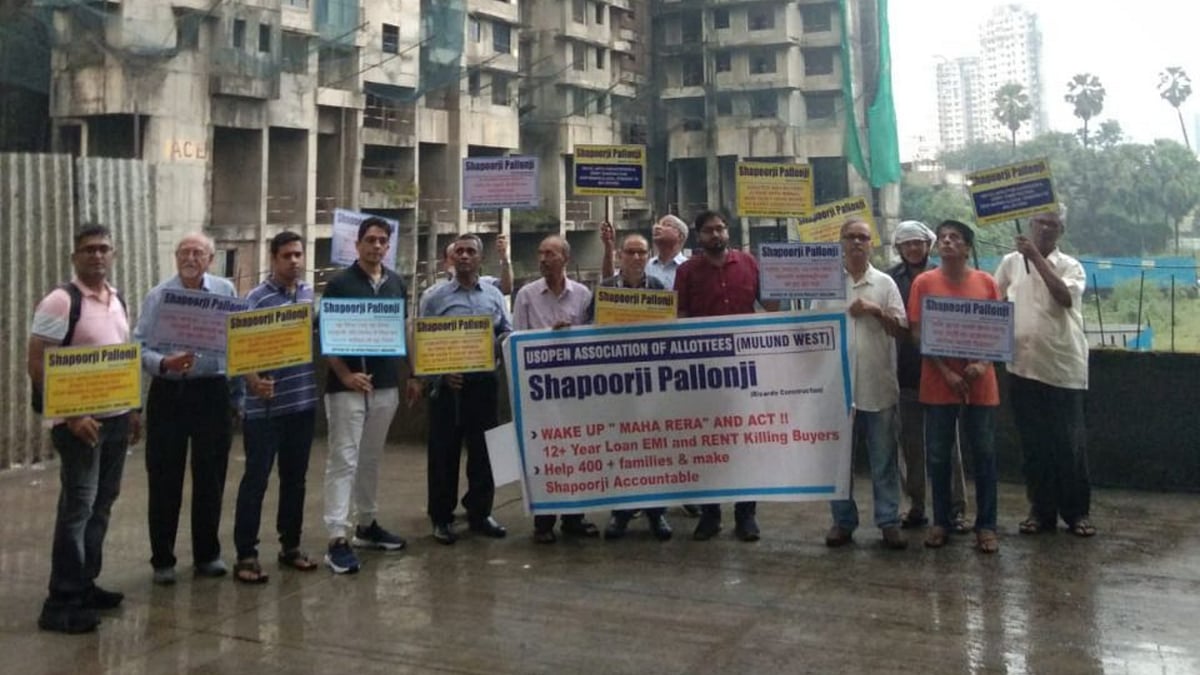 Homeowners protesting against Shapoorji Pallonji group | Twitter