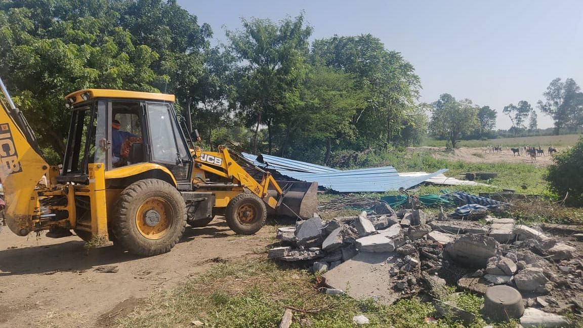 Dewas: Illegal dhaba razed by administration