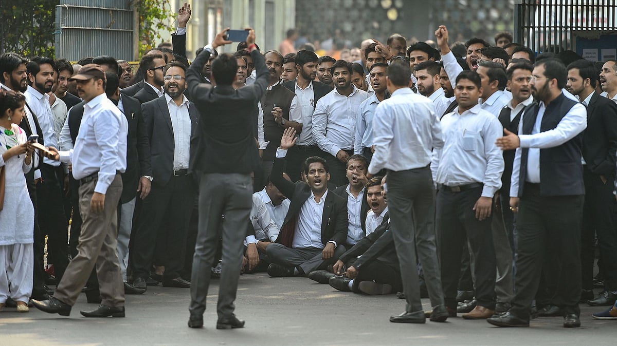 Bhopal: Lawyers abstain from work to protest against lathi charge