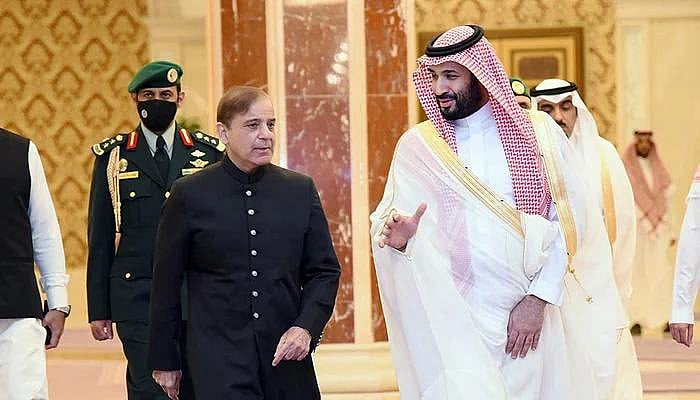 Pakistan PM Shehbaz Sharif, Saudi Crown Prince Mohammed Bin Salman during a meet in Riyadh. |