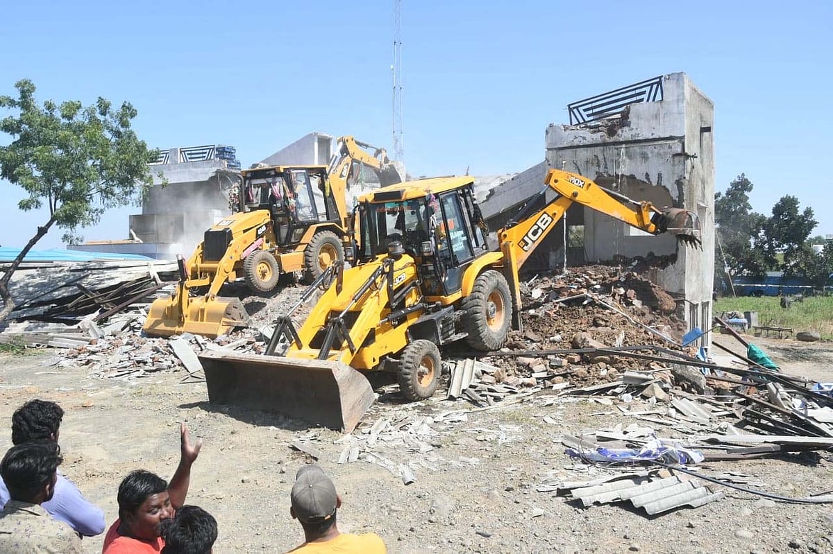 As many as 180 structures have been identified for illegally selling liquor and drugs to consumers between Hassanpalia area and Manankheda village