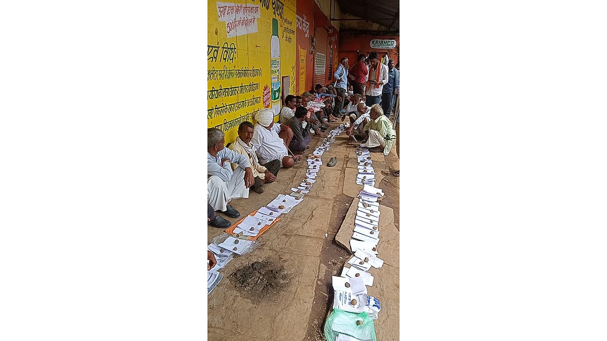 Sehore: Unavailability of urea at manure sales centre puts farmers in tight spot