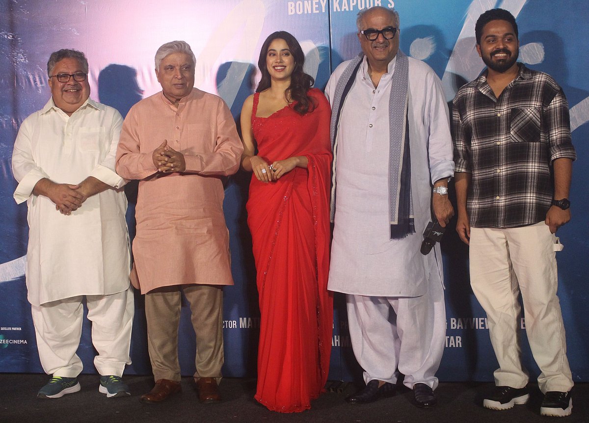 (l-r) Manoj Pahwa, Javed Akhtar, Janhvi Kapoor, Boney Kapoor, Mathukutty Xavier
