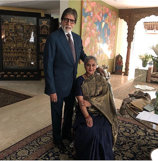 A stunning picture of Amitabh Bachchan and Jaya Bachchan in their living room in Jalsa.