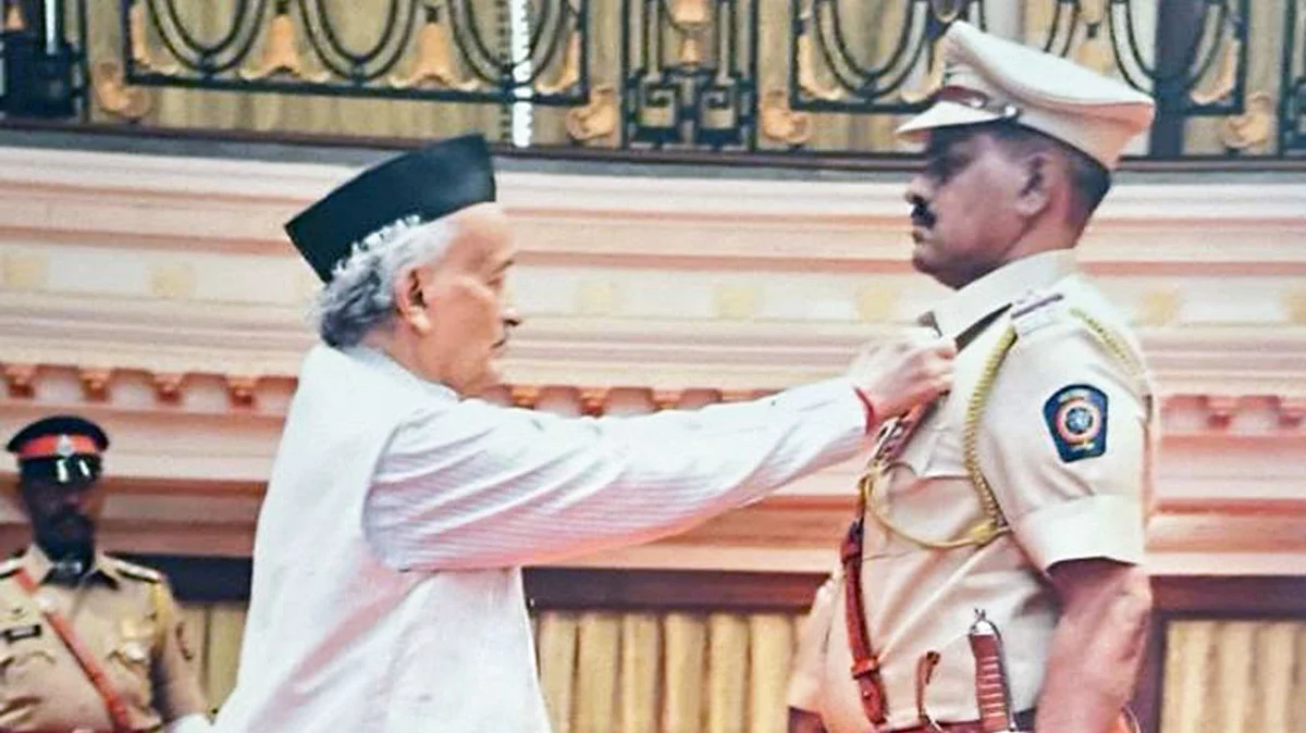Maharashtra Governor, Bhagat Singh Koshyari presenting Medal to Senior Police Inspector of Navghar Police Station (Bhayandar) Milind Desai. |
