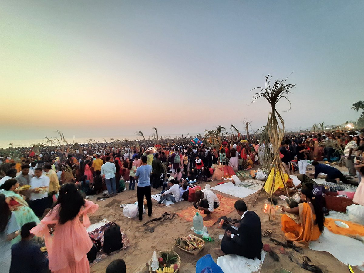 Mumbai: Thousands across city take part in Chhath Puja rituals