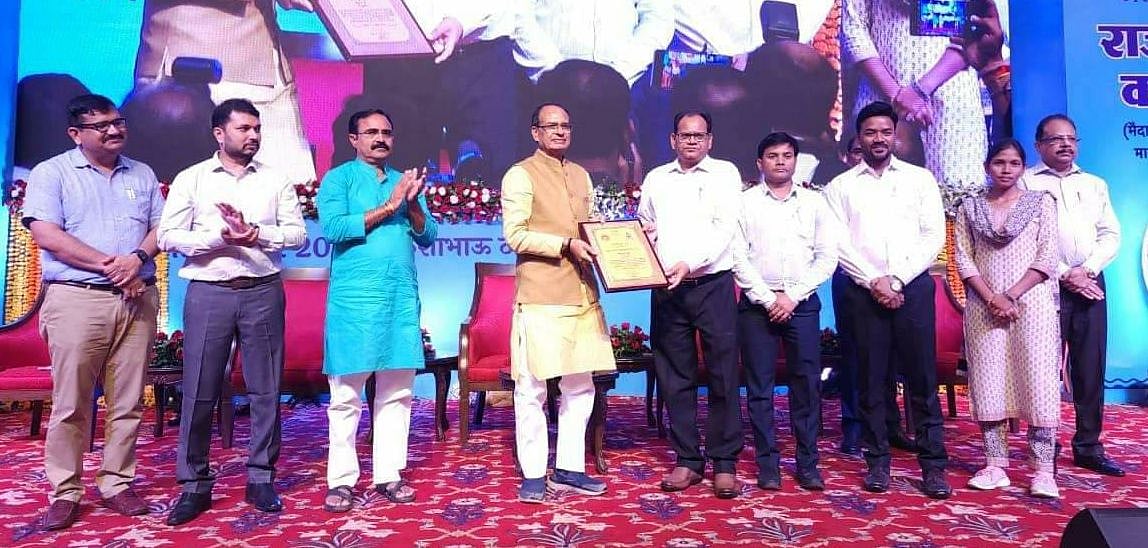 Dhar: CM Chouhan felicitates PHE on success of Jal Jeevan Mission in Dhar district