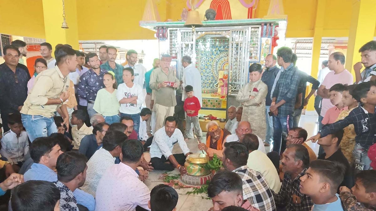 Sehore: Court of snakes organised at temple, Snake-bitten victims reach ...