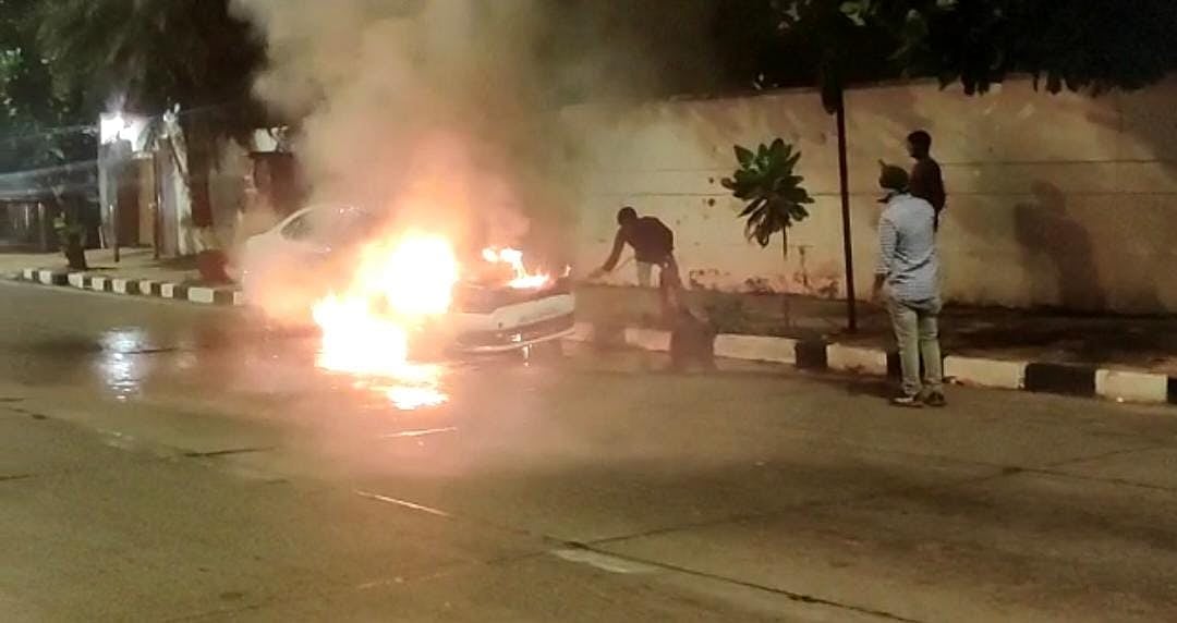 WATCH l Car catches fire on Worli sea face in Mumbai; traffic stopped  