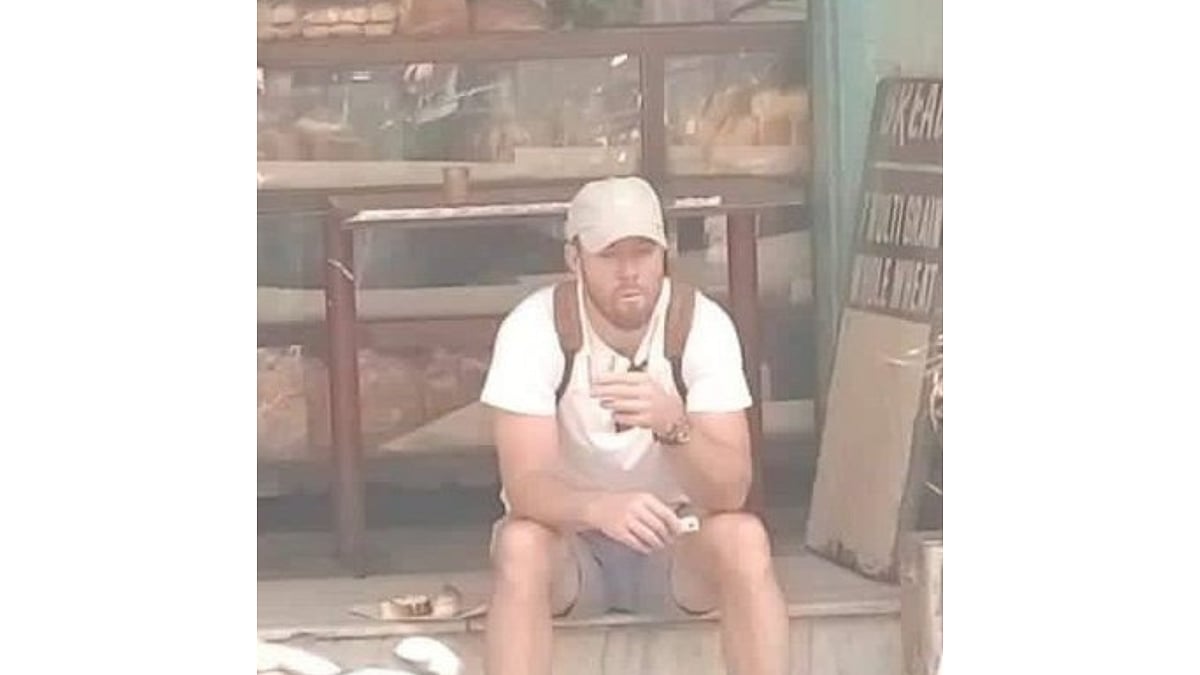 In picture: AB De Villiers enjoying 'chai' at local shop in Mumbai | Twitter- Mufaddal Vohra 