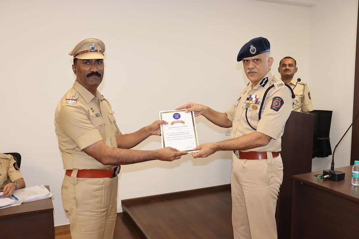 Senior police inspector of the police station- Sanjay Hazare was felicitated by MBVV chief- Sadanand Date on Saturday for the achievement. | FPJ