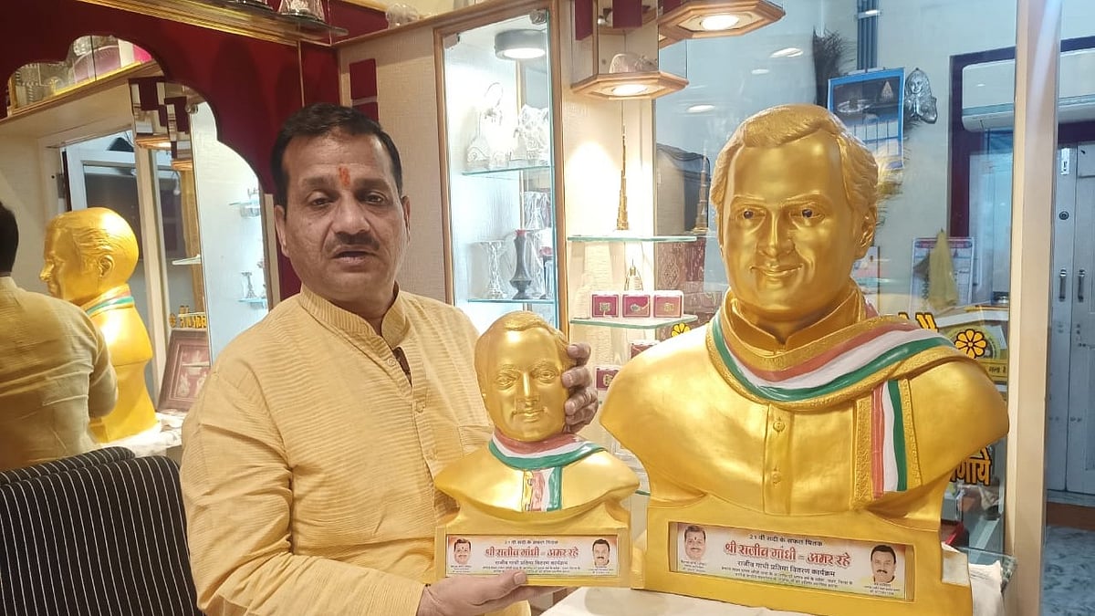Kailash Soni with the bust of Rajiv Gandhi