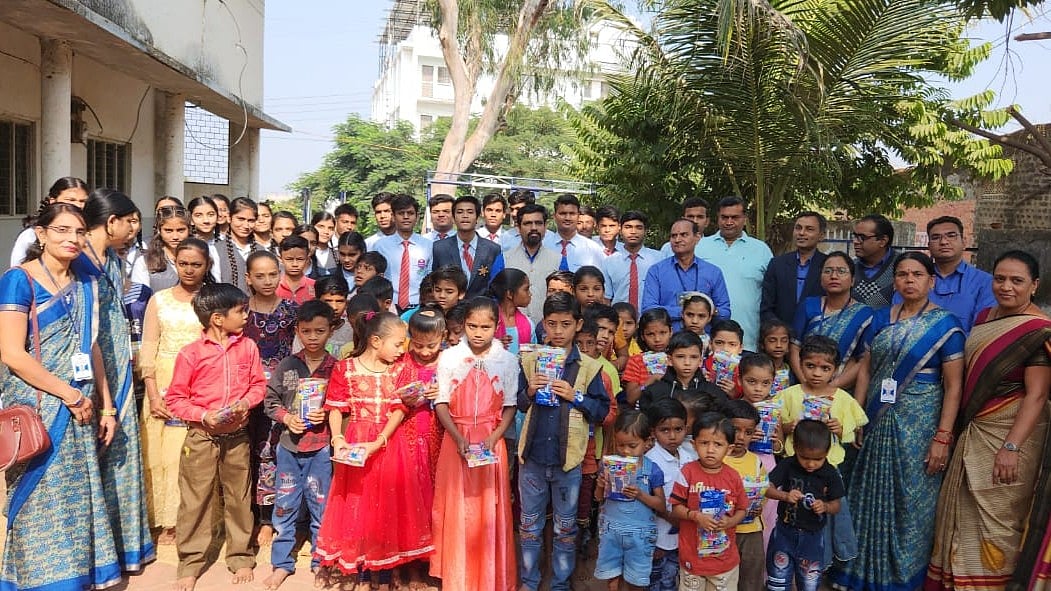 Sendhwa: School students spread joy among underprivileged kids