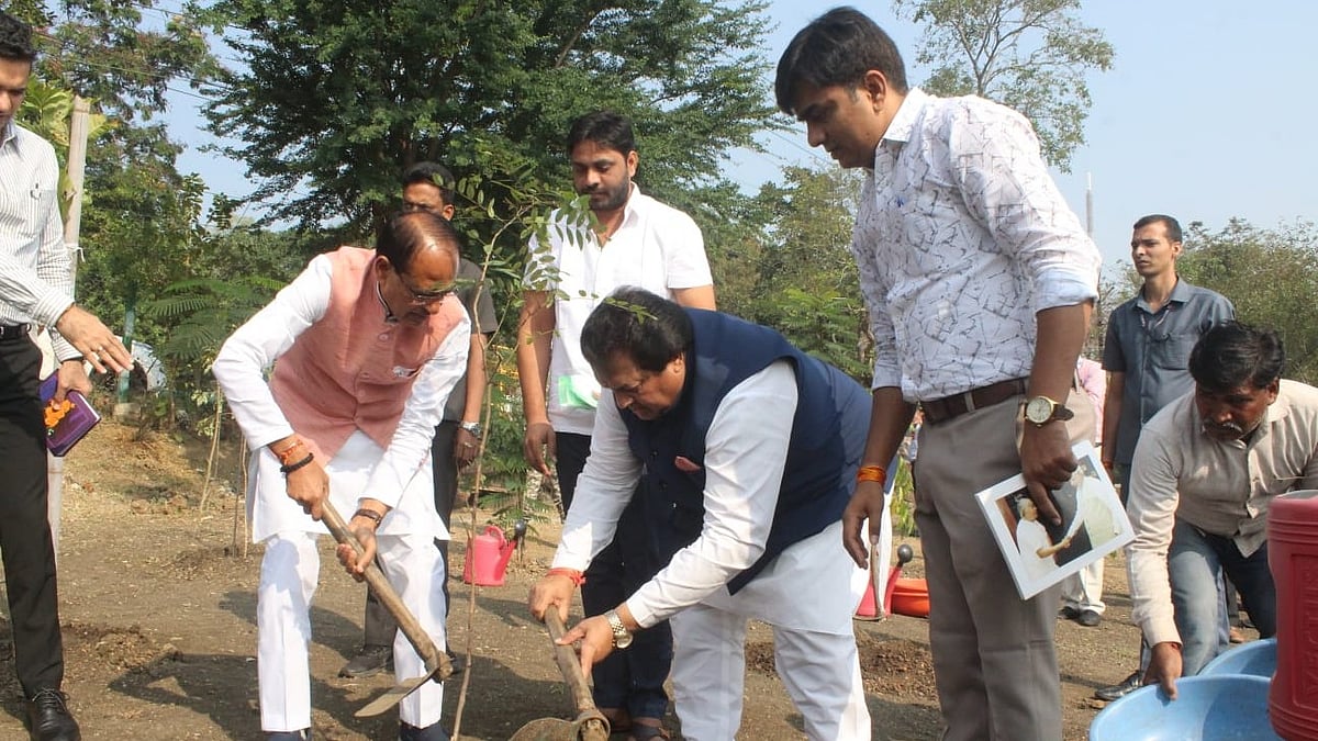 Bhopal: Shivraj Singh Chouhan pays homage to former CM Sunderlal Patwa, plants sapling in his memory