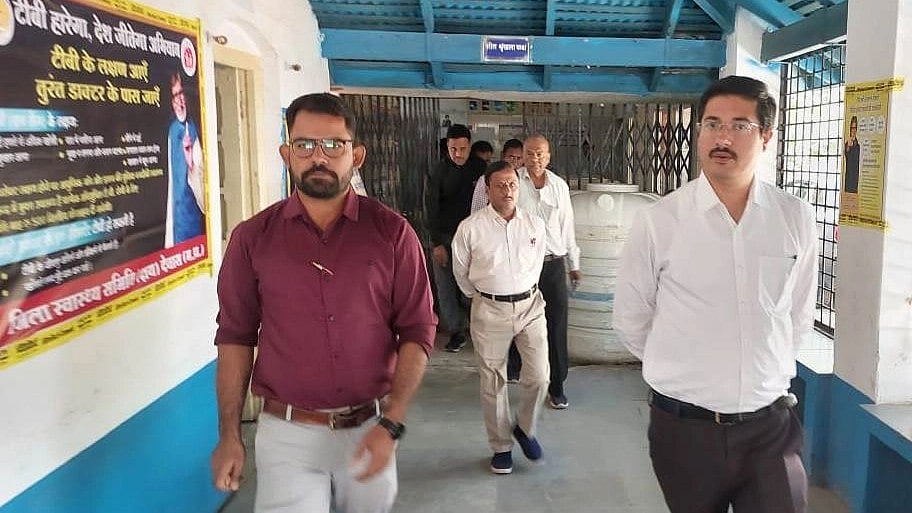 Dewas: Collector finds many irregularities during surprise inspection  