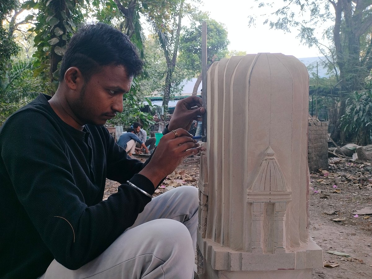Shekhar Salunke working on his temple form sculpture