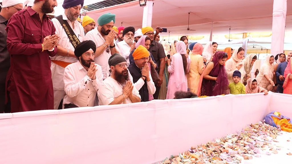 Devotees at Sri Guru Singh Sabha, Dadar.  | 