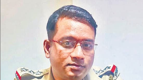 Mumbai: Retired constable's son wears uniform to con people, held