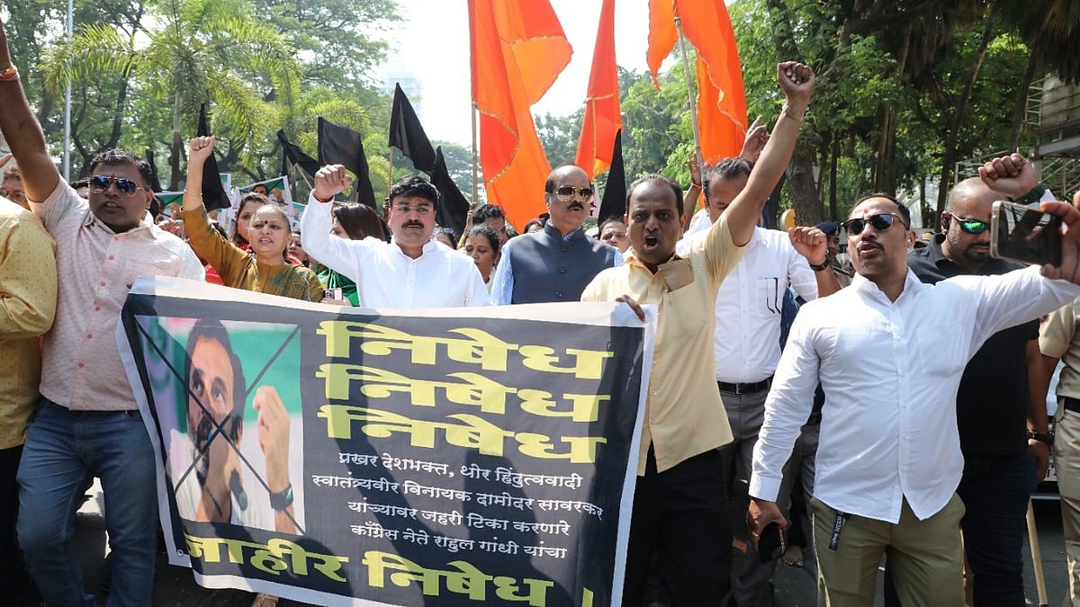 Balasahebanchi Shivsena MP Rahul Shewale and other party workers while protesting against Rahul Gandhi's statement. |