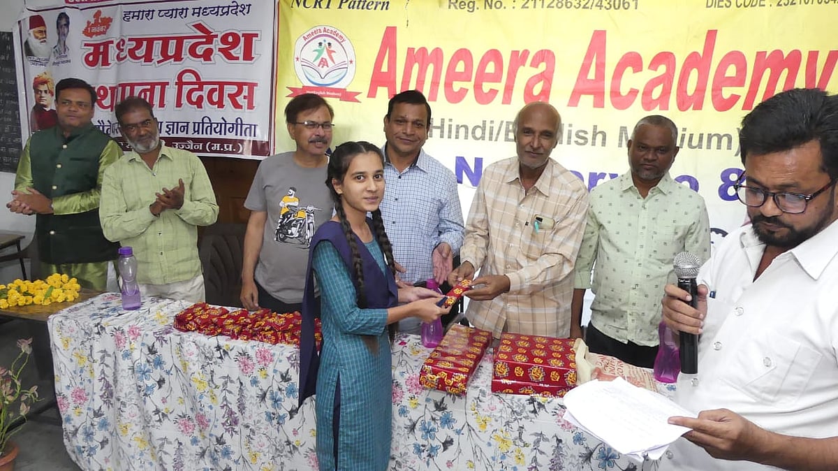 Guests distribute prizes to the winners of the competition.