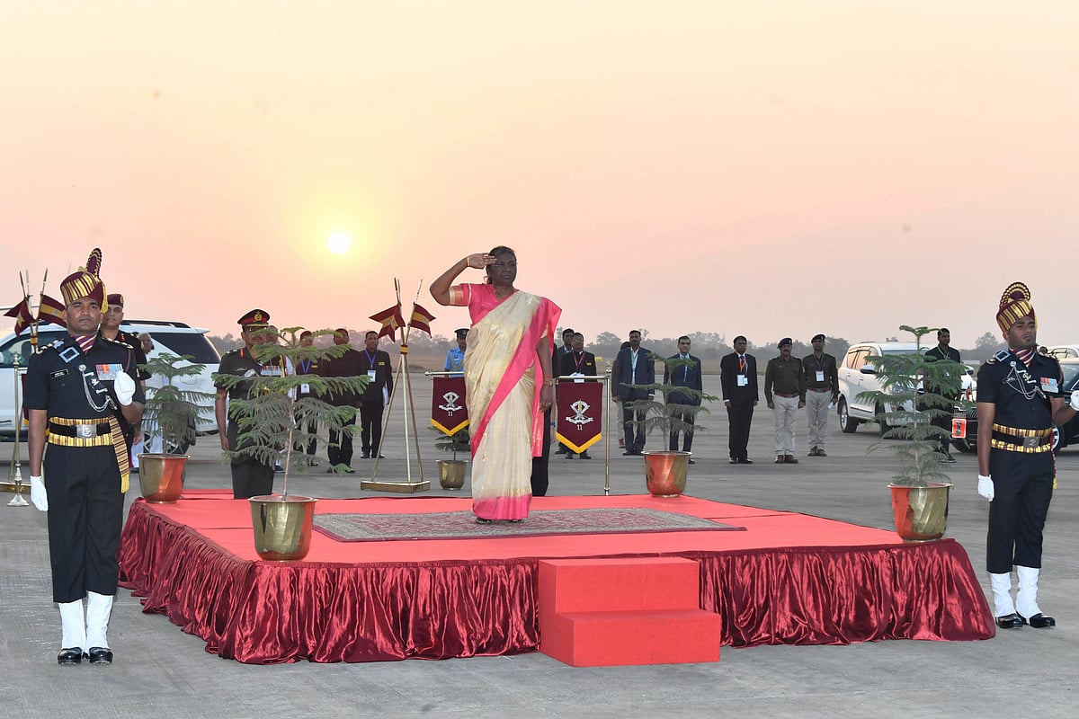 President Droupadi Murmu accorded a guard of honour on her arrival, in Bhopal on Tuesday.