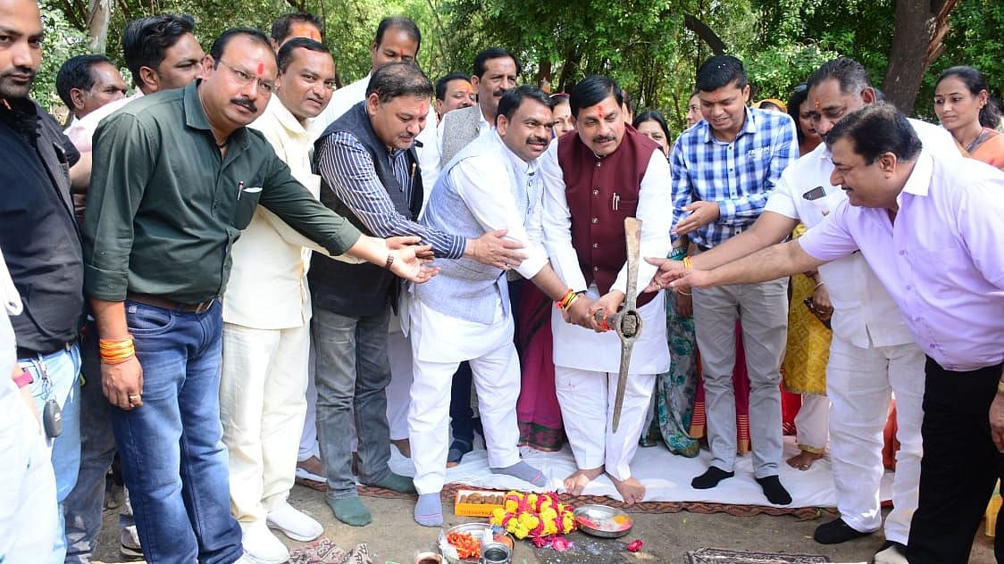Ujjain: Bhoomi-pujan performed for
development of ‘Nagar Van’