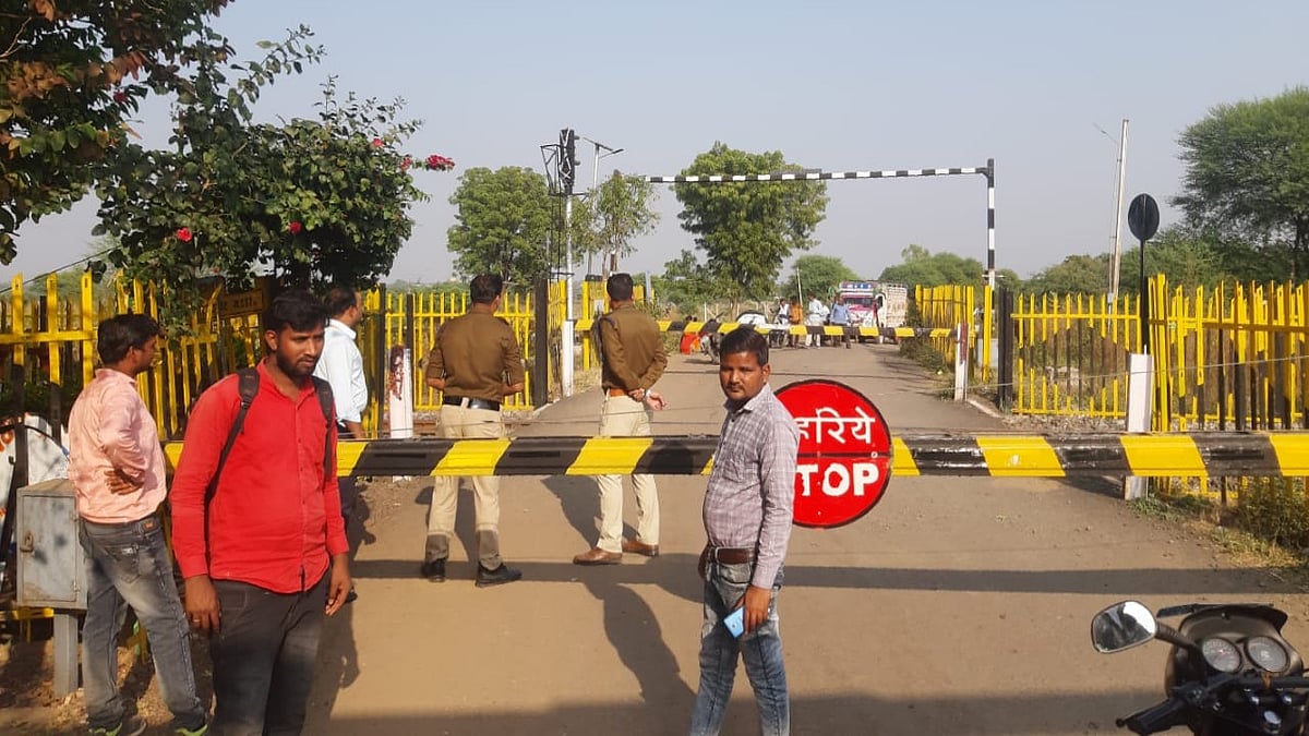 Mandsaur: Railway gate C-137 shuts for construction, Congress president demanded an alternate route