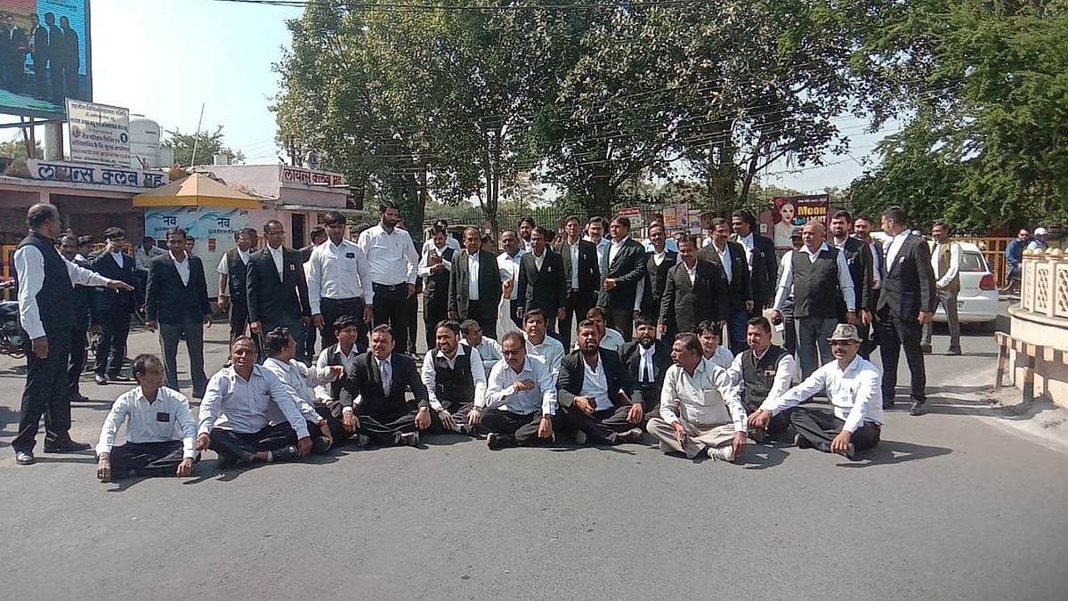 Mhow: Advocates protest against police high-handedness  